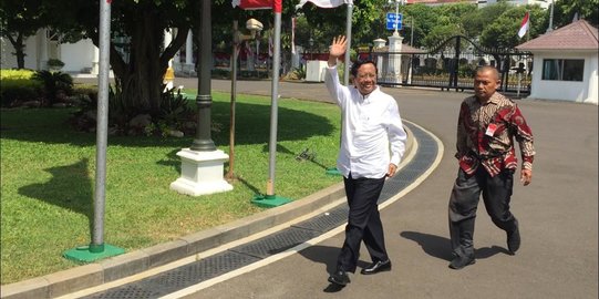 Berkemeja Putih, Mahfud MD Merapat ke Istana Jelang Pengumuman Menteri