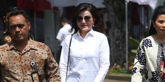 Berkemeja Putih, Mahfud MD, Tetty Paruntu dan Nadiem Makarim Merapat ke Istana