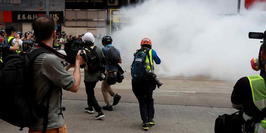 Polisi Hong Kong Bubarkan Demonstran Pakai Meriam Air di Depan Masjid Kowloon