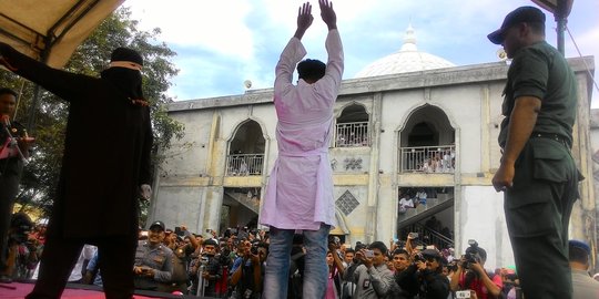 Empat Sopir di Banda Aceh Dihukum Cambuk karena Main Judi Batu Domino