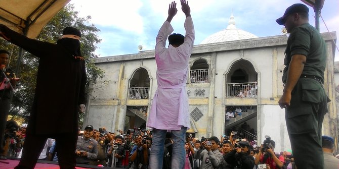 Empat Sopir di Banda Aceh Dihukum Cambuk karena Main Judi Batu Domino