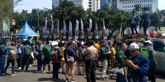 Jokowi Sibuk Panggil Calon Menteri, Mahasiswa Demo di Dekat Istana