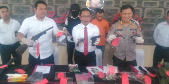 Berdalih Jaga Rumah, Seorang Pria di Kalbar Simpan Sejumlah Senjata Api