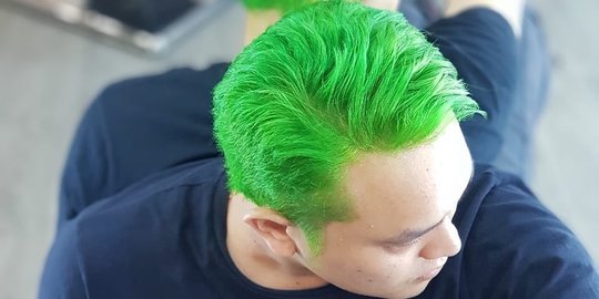 Tampil Nyentrik, Intip Penampilan Baru Gilang Dirga dengan Rambut Warna Hijau