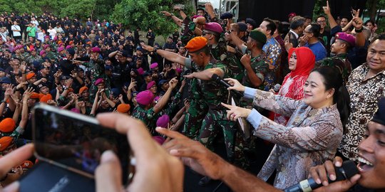 Puan Maharani Goyang Bareng Prajurit TNI-Polri