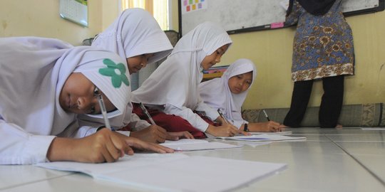 Murid Madrasah Numpang Belajar di Majelis Taklim