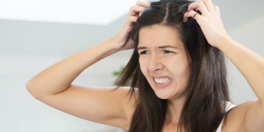 6 hal yang bisa jadi penanda adanya kutu rambut di kepalamu
