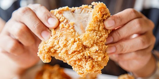 5 makanan yang sebaiknya dihindari untuk dikonsumsi saat bepergian