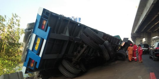 Tol Cikampek Macet Parah Akibat Truk Pengangkut Besi Terbalik