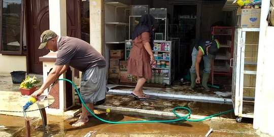 Warga Korban Bencana Puting Beliung di Kota Batu Bersihkan Rumah