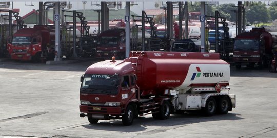 Imbas Pipa Terbakar, Pertamina Salurkan Pasokan BBM Pakai Mobil Tangki