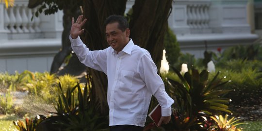 Lambaian Tangan Agus Suparmanto dan Teten Masduki Saat Tiba di Istana