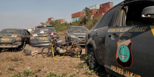Melihat Kuburan Kendaraan Dinas Polisi di Pesisir Marunda