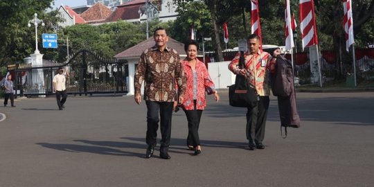 Jelang Dilantik Sebagai Menteri, Luhut dan Teten Datang ke Istana Bersama Istri