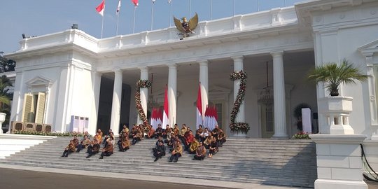 Perkenalkan Kabinet Indonesia Maju, Jokowi dan Menteri Duduk di Tangga Istana Merdeka