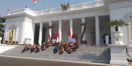 Usai Diperkenalkan, Para Menteri Jokowi Berganti Jas Terima SK