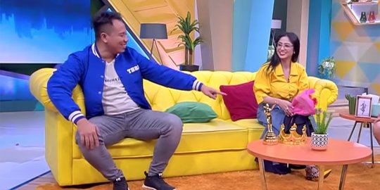 Siapa Sangka, Dewi Perssik Jadi Guru Mengaji di Usia Belia