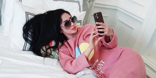 siapa sangka, dewi perssik jadi guru mengaji di usia belia