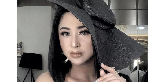 siapa sangka, dewi perssik jadi guru mengaji di usia belia