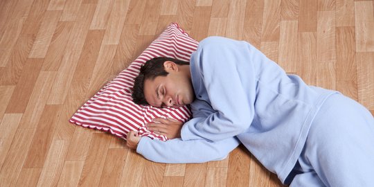 5 Bahaya Mengancam dari Tidur di Kasur yang Diletakkan Langsung di Atas Lantai