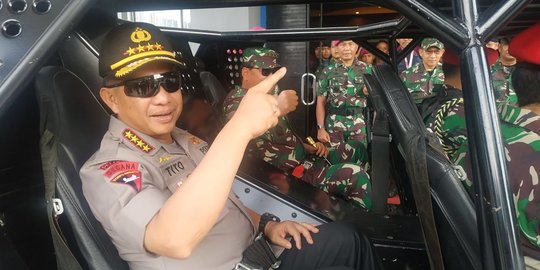 Baru Menjabat Mendagri, Tito Dampingi Jokowi Terbang ke Papua