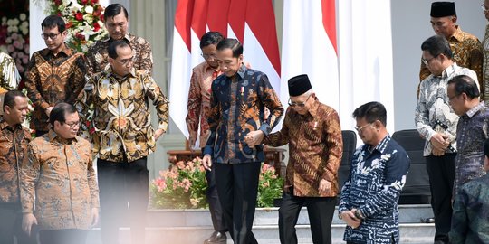 Jokowi Gandeng Ma'ruf Amin Usai Kenalkan Menteri Kabinet Indonesia Maju