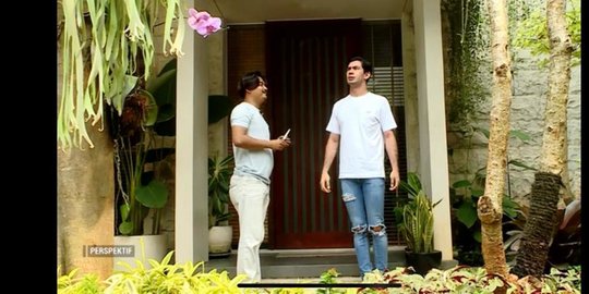 intip rumah mewah nan asri reza rahadian, ada ruang khusus piala