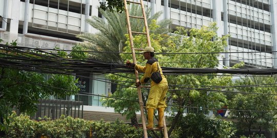 Petugas Bina Marga Tertibkan Kabel Optik Semrawut di Kemang