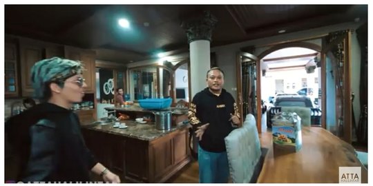 membandingkan megahnya rumah sule dan andre taulany