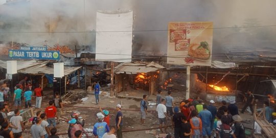 Ratusan Kios di Pasar Jatisari Karawang Terbakar