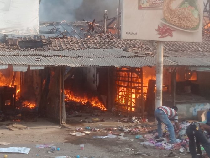 ratusan kios di pasar jatisari karawang terbakar
