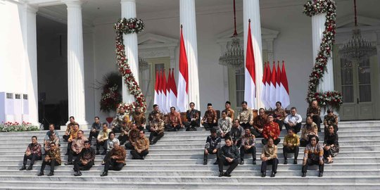 Presiden Jokowi Ungkap Alasan Kenalkan Menteri Lesehan di Veranda Istana