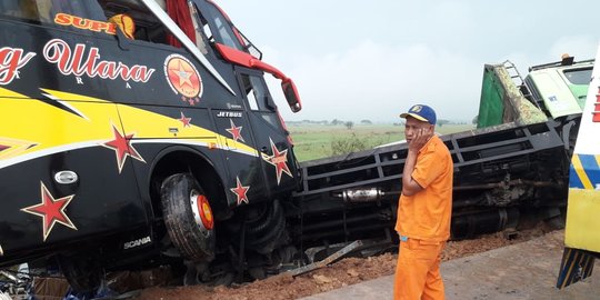 Bus Seruduk Truk di Tol Tebing Tinggi-Medan, 1 Orang Meninggal dan 11 Lainnya Luka