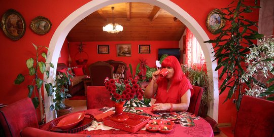 Kisah Perempuan yang Terobsesi Warna Merah di Bosnia