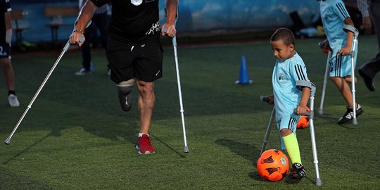 Semangat Anak-Anak Berkaki Satu di Gaza Latihan Sepak Bola