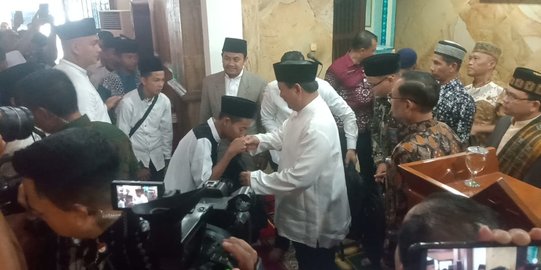 Usai Salat Jumat, Prabowo Diteriaki Jemaah 'Selamat Jalan Pak Presiden'