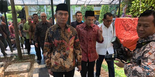 Muhadjir dan Nadiem Salat Jumat Bareng di Kemendikbud