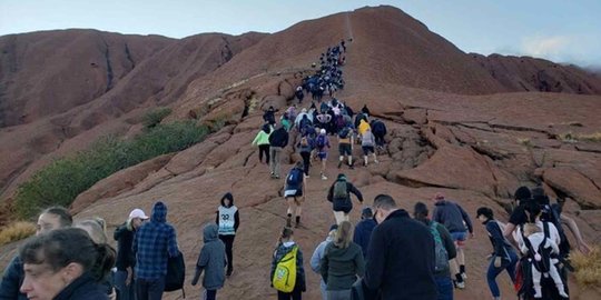 Mau Ditutup Permanen, Wisatawan Bondong-bondong Mendaki Bukit Uluru di Australia