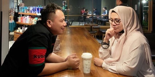 Sarita Abdul Mukti dan Vicky Prasetyo Kompak Unggah Foto Sama, Warganet Heboh