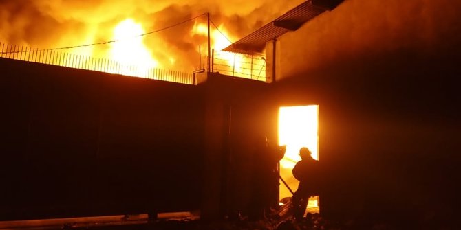 Pabrik Plastik di Tangerang Terbakar, Kerugian Diperkirakan Capai Rp 2 Miliar
