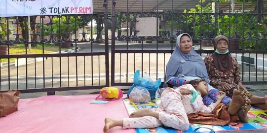 Tak Tahan Bau Limbah Pabrik, Warga Sukoharjo Mengungsi ke Rumah Bupati