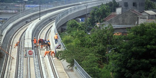 Memantau Progres Pembangunan LRT di Kawasan Kampung Makasar