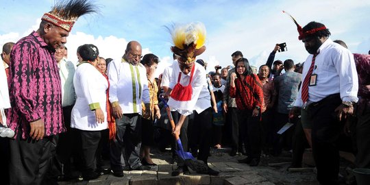 Blusukan Perdana, Jokowi Kunjungi Pegunungan Arfak Papua Barat Naik Super Puma