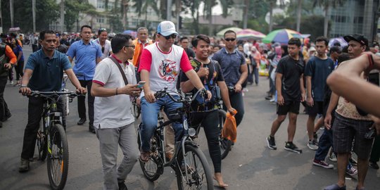 Anies Bersepeda di Tengah Kerumunan PKL Saat CFD