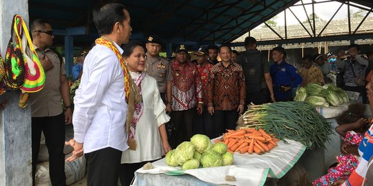 Reaksi Jokowi Belanja Markisa Seharga Rp500.000 di Pasar Pegunungan Arfak