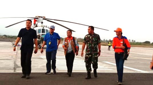 helikopter bom air mulai padamkan kebakaran di pegunungan ijen