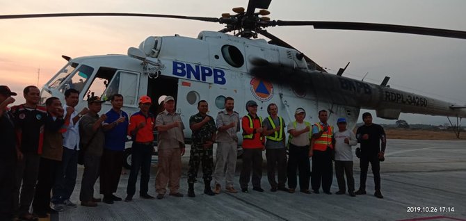 helikopter bom air mulai padamkan kebakaran di pegunungan ijen