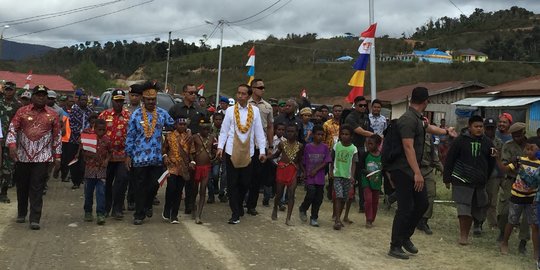 Disinggung Penyelesaian Pelanggaran HAM Papua, Jokowi Minta Wartawan Tanya Mahfud MD