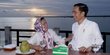 Jokowi dan Iriana Saat Senja di Kaimana