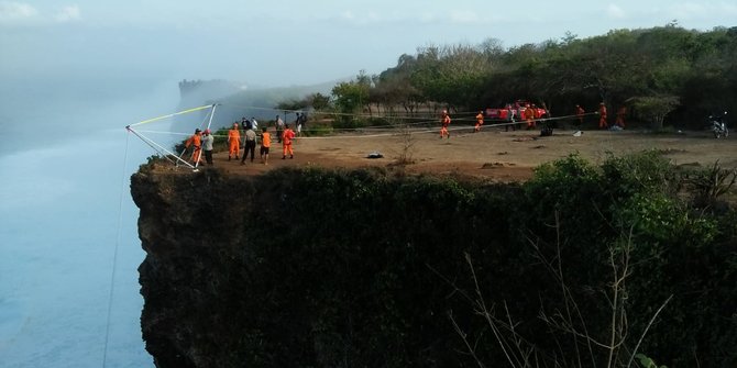 SAR Kerahkan 3 Tim Gabungan Cari WN Belarusia Jatuh dari Tebing Pecatu Bali